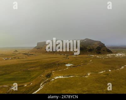 Vista aerea panoramica delle montagne innevate e delle vaste pianure dell'Islanda meridionale. Foto Stock