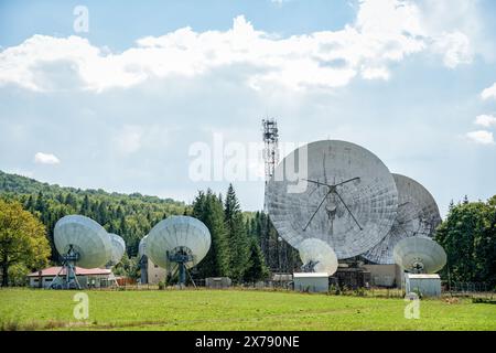 Satellite Communications Center situato nella città di Cheia, Romania. Antenna ricevitore trasmettitore (Rx/Tx) Foto Stock