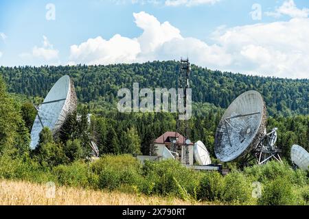 Satellite Communications Center situato nella città di Cheia, Romania. Antenna del trasmettitore del ricevitore (Rx, Tx) Foto Stock