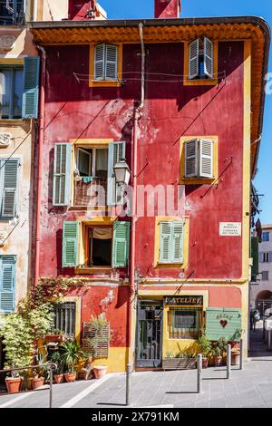 Vecchie case tradizionali in diversi colori luminosi lungo le strette strade della città vecchia di Nizza, Costa Azzurra, Francia Foto Stock