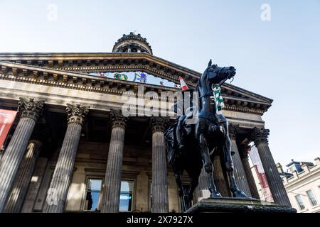 Glasgow, Glasgow, Gran Bretagna. 18 maggio 2024. Una sciarpa celtica è vista sulla statua equestre del Duca di Wellington, Glasgow, Gran Bretagna, il maggio. 18, 2024. Il Celtic FC ha vinto il suo 54° titolo e i suoi tifosi festeggiano dopo la fine della partita con il St Mirren, vincendo 3-2. (Credit Image: © Kostas Pikoulas/ZUMA Press Wire) SOLO PER USO EDITORIALE! Non per USO commerciale! Foto Stock