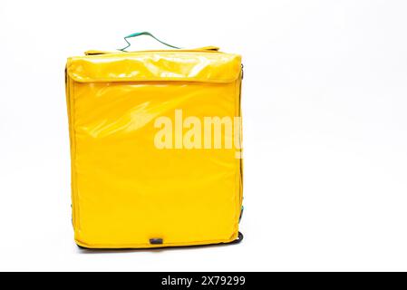 Sacchetto termico giallo isolato su sfondo bianco. Per il trasporto di alimenti. Servizio di consegna Foto Stock