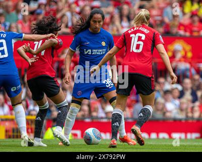 Old Trafford Stadium, Regno Unito. 18 maggio 2024. Mayra Ramirez (35 Chelsea) circondata da giocatori del Manchester United durante la Barclays Women Super League tra Manchester United e Chelsea all'Old Trafford Stadium di Manchester, Inghilterra 18 maggio 2024 | foto: Jayde Chamberlain/SPP. Jayde Chamberlain/SPP (Jayde Chamberlain/SPP) credito: SPP Sport Press Photo. /Alamy Live News Foto Stock