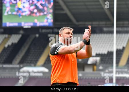 Swansea, Galles. 18 maggio 2024. Sam Parry di Ospreys applaude la sua squadra durante la partita del 17° round dell'United Rugby Championship (URC) tra Ospreys e Dragons allo stadio Swansea.com di Swansea, Galles, Regno Unito, il 18 maggio 2024. Crediti: Duncan Thomas/Majestic Media/Alamy Live News. Foto Stock