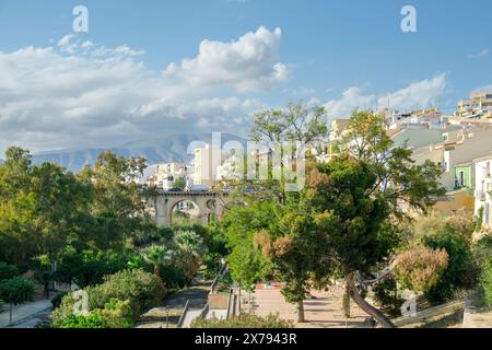 Ammira la splendida Villajoyosa con case multicolore, il ponte sul fiume Amadorio e il parco. La Vila Joiosa - città costiera, Comunità Valenciana, Spagna, Foto Stock