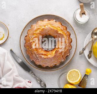 Torta al limone con glassa di zucchero a velo su un tavolo leggero Foto Stock