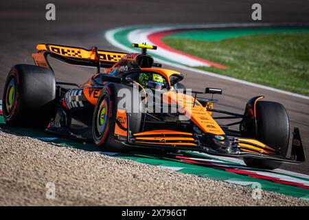 Imola, Italia. 18 maggio 2024. Il pilota inglese della McLaren Formula 1, Lando Norris, gareggia durante la sessione di qualificazione del Gran Premio dell'Emilia Romagna. Credito: SOPA Images Limited/Alamy Live News Foto Stock