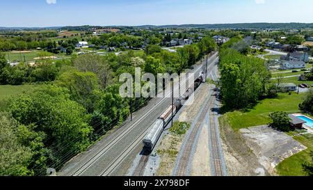 Antenna di un motore a vapore che trasporta merci in cantiere su più binari ferroviari. Foto Stock