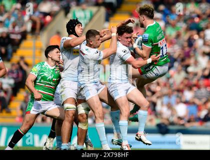 Leicester, Regno Unito. 18 maggio 2024. Combatti per il pallone in aria durante il Gallagher Premiership Rugby match tra Leicester Tigers ed Exeter Chiefs al Welford Road Stadium di Leicester, Regno Unito, il 18 maggio 2024. Foto di Mark Dunn. Solo per uso editoriale, licenza richiesta per uso commerciale. Non utilizzare in scommesse, giochi o pubblicazioni di singoli club/campionato/giocatori. Crediti: UK Sports Pics Ltd/Alamy Live News Foto Stock