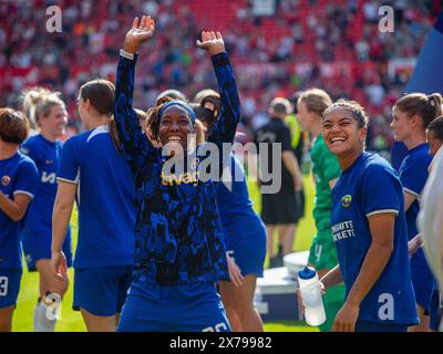 Old Trafford Stadium, Regno Unito. 18 maggio 2024. Kadeisha Buchanan (26 Chelsea) e Jess Carter (7 Chelsea) salutano la folla dopo la Barclays Women Super League tra Manchester United e Chelsea all'Old Trafford Stadium di Manchester, Inghilterra 18 maggio 2024 | foto: Jayde Chamberlain/SPP. Jayde Chamberlain/SPP (Jayde Chamberlain/SPP) credito: SPP Sport Press Photo. /Alamy Live News Foto Stock