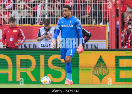 Berlino, Germania. 18 maggio 2024. Noah Atubolu (SC Freiburg, #01), 1. FC Union Berlin vs SC Freiburg, 1a Bundesliga, calcio, DFB, Bundesliga, stagione 2023/2024, alte Foersterei, 34° giorno di partita, credito: HMB Media/Alamy Live News Foto Stock