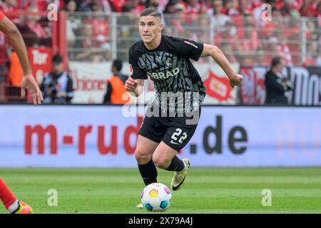 Berlino, Germania. 18 maggio 2024. Roland Sallai (SC Freiburg, #22), 1. FC Union Berlin vs SC Freiburg, 1a Bundesliga, calcio, DFB, Bundesliga, stagione 2023/2024, alte Foersterei, 34° giorno di partita, credito: HMB Media/Alamy Live News Foto Stock