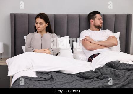 Una coppia offesa si ignorava a vicenda dopo una lite a letto. Problemi di relazione Foto Stock