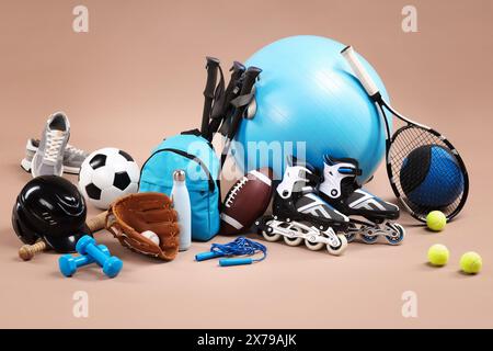 Numerose attrezzature sportive sullo sfondo beige Foto Stock