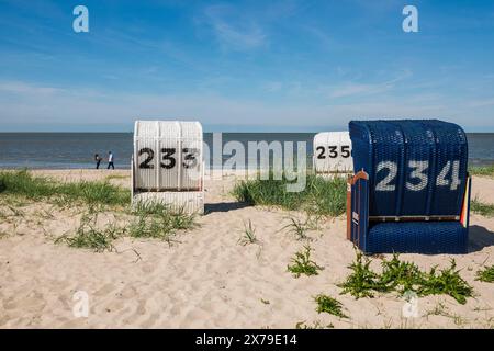 Sedie a sdraio sulla spiaggia sabbiosa, Hooksiel, Wangerland, Frisia orientale, bassa Sassonia, Germania Foto Stock
