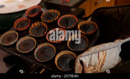 Cuocere torte, che bruciavano le torte, togliendo dal forno un vassoio di panini neri troppo cotti, rischi di cucinare con un Aga, Inghilterra, Regno Unito Foto Stock