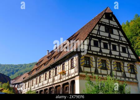 Casa a graticcio nel cortile del monastero, monastero di Blaubeuren, Alb svevo, Baden-Wuerttemberg, Germania Foto Stock