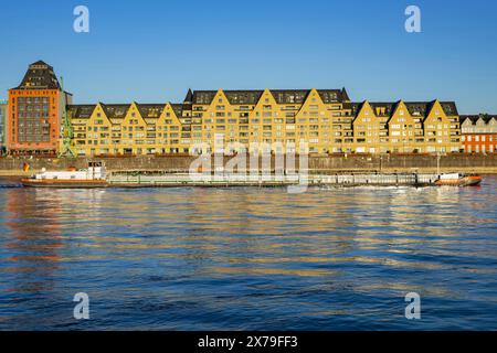 Silo 23, edificio per uffici e Siebengebirge, edificio residenziale e commerciale, Rheinauhafen, Colonia, Renania settentrionale-Vestfalia, Germania Foto Stock