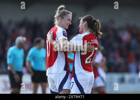 Borehamwood, Regno Unito. 18 maggio 2024. Vivianne Miedema e Laia Codina dell'Arsenal Women dopo il match di fa Women's Super League tra Arsenal Women e Brighton & Hove Albion Women a Meadow Park, Borehamwood, Inghilterra, il 18 maggio 2024. Foto di Joshua Smith. Solo per uso editoriale, licenza richiesta per uso commerciale. Non utilizzare in scommesse, giochi o pubblicazioni di singoli club/campionato/giocatori. Crediti: UK Sports Pics Ltd/Alamy Live News Foto Stock