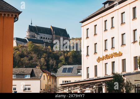 Il castello di Vianden, il Lussemburgo sovrasta altri edifici locali dal suo punto panoramico in cima a una collina Foto Stock