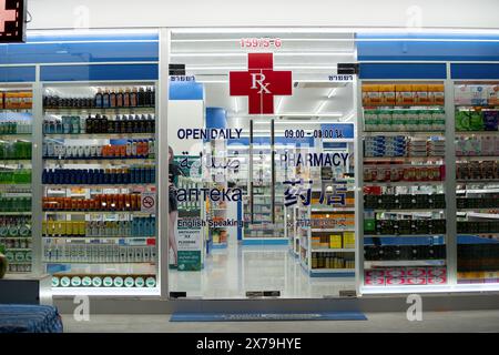 PHUKET, THAILANDIA - 25 APRILE 2023: Ingresso a una farmacia a Patong, Phuket. Foto Stock