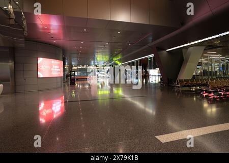 DOHA, QATAR - 13 OTTOBRE 2023: Ripresa interna dell'aeroporto internazionale Hamad di Doha. Foto Stock