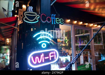 PHUKET, TAILANDIA - 4 MAGGIO 2023: Primo piano di un cartello Wi-Fi visto a Patong, Phuket. Foto Stock