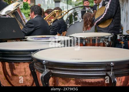 Vigo,Pontevedra,Spagna;maggio,17,2023; strumenti di una band musicale che suona per strada: Timpani, tromboni e trombe Foto Stock