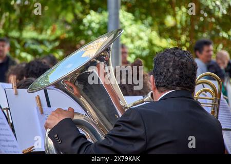 Vigo, Pontevedra, Spagna; 17 maggio 2023; Bembrive Music band, esecuzione di testi galiziani presso l'Associazione Miñoca di Vigo. Musicisti che suonano la tuba Foto Stock