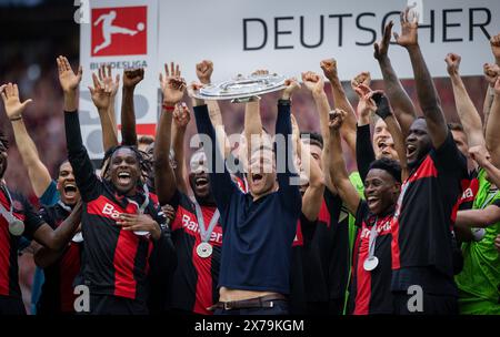 Leverkusen, Germania. 18th mai 2024. Allenatore Xabi Alonso (Leverkusen) mit Meisterschale, Jeremie Frimpong (Leverkusen), Timothy Fosu-Mensah (Leverkuse Foto Stock