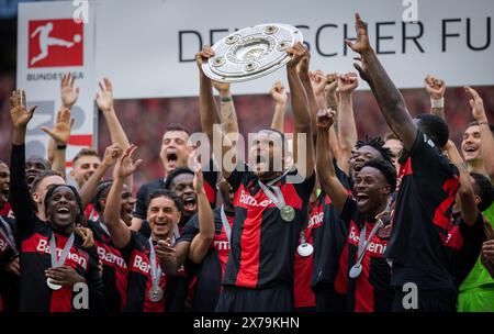 Leverkusen, Germania. 18th mai 2024. Jonathan Tah (Leverkusen) mit Meisterschale, Jeremie Frimpong (Leverkusen), Nathan Tella (Leverkusen) Bayer Lever Foto Stock