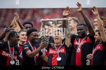 Leverkusen, Germania. 18th mai 2024. Alejandro Grimaldo (Leverkusen) mit Meisterschale, Jeremie Frimpong (Leverkusen) Nathan Tella (Leverkusen) Victor Foto Stock