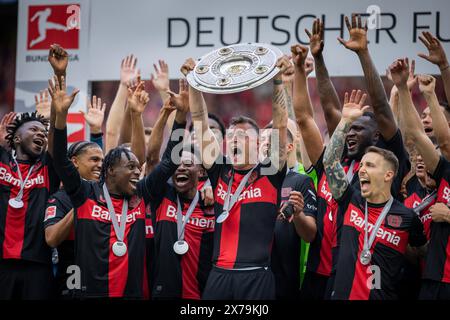 Leverkusen, Germania. 18th mai 2024. Granit Xhaka (Leverkusen) mit Meisterschale,Jeremie Frimpong (Leverkusen) Amine Adli (Leverkusen) Florian Wirtz ( Foto Stock