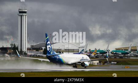 Everett, WA, Stati Uniti - 21 febbraio 2024; Alaska Airlines Boeing 737 900 ER decolla sulla pista in caso di maltempo Foto Stock