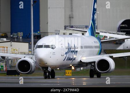 Everett, WA, USA - 21 febbraio 2024; Alaska Airlines Boeing 737 900 ER rullante sulla pista di Everett Paine Field con luci accese Foto Stock