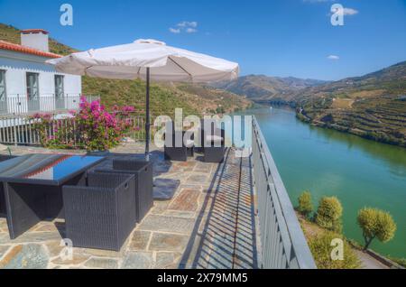 Quinta da Marka che si affacciano sul fiume Douro, Alto Douro Wine Valley, UNESCO World Heritage, regione del Portogallo Foto Stock