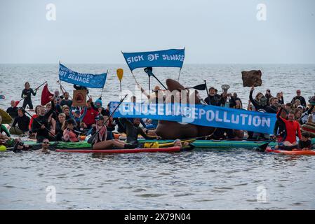 Brighton, Regno Unito. 18 maggio 2024. I manifestanti tengono striscioni durante la dimostrazione. I surfisti contro le acque reflue organizzarono una giornata di protesta nazionale in tutto il paese per fare campagna contro le compagnie idriche che ammortizzavano le acque reflue nei fiumi e nei mari britannici. Surfers, subacquei, paddle board e nuotatori di mare si sono Uniti alla dimostrazione di Brighton, Regno Unito. Credito: SOPA Images Limited/Alamy Live News Foto Stock