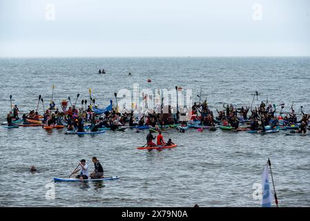 Brighton, Regno Unito. 18 maggio 2024. I manifestanti salutano con le loro pagaie durante la dimostrazione. I surfisti contro le acque reflue organizzarono una giornata di protesta nazionale in tutto il paese per fare campagna contro le compagnie idriche che ammortizzavano le acque reflue nei fiumi e nei mari britannici. Surfers, subacquei, paddle board e nuotatori di mare si sono Uniti alla dimostrazione di Brighton, Regno Unito. Credito: SOPA Images Limited/Alamy Live News Foto Stock