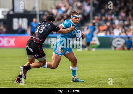 LONDRA, REGNO UNITO. 18 maggio 2024. Joe Carpenter di sale Sharks (a sinistra) viene affrontato durante il Saracens vs sale Sharks - Gallagher Premiership Rugby Round 18 allo Stonex Stadium sabato 18 maggio 2024. LONDRA, INGHILTERRA. Crediti: Taka G Wu/Alamy Live News Foto Stock