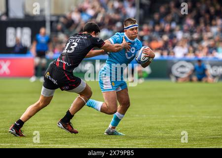 LONDRA, REGNO UNITO. 18 maggio 2024. Joe Carpenter di sale Sharks (a sinistra) viene affrontato durante il Saracens vs sale Sharks - Gallagher Premiership Rugby Round 18 allo Stonex Stadium sabato 18 maggio 2024. LONDRA, INGHILTERRA. Crediti: Taka G Wu/Alamy Live News Foto Stock