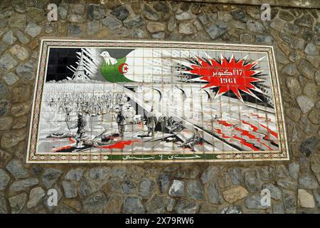 Murale piastrellato ad Algeri raffigurante il massacro di Parigi del 17 ottobre 1961 Foto Stock