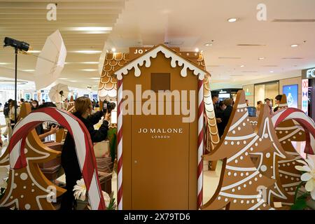 HONG KONG, CINA - 5 DICEMBRE 2023: Jo Malone London Gingerbread Land Pop-Up presso la lobby Ocean Terminal, centro commerciale Harbour City. Foto Stock