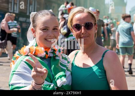 Glasgow, Scozia, Regno Unito. 18 maggio 2024. I tifosi del Celtic FC si riuniscono nella zona di Trongate a Glasgow per celebrare la vittoria della loro terza Scottish Premiership consecutiva. Credito: R.. Gass/Alamy Live News Foto Stock