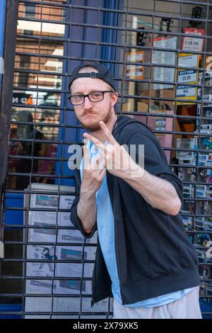 Glasgow, Scozia, Regno Unito. 18 maggio 2024. I tifosi del Celtic FC si riuniscono nella zona di Trongate a Glasgow per celebrare la vittoria della loro terza Scottish Premiership consecutiva. Credito: R.. Gass/Alamy Live News Foto Stock