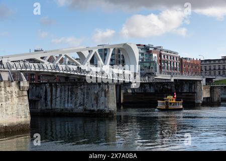 Un taxi d'acqua passa sotto il Johnson Street Bridge che attraversa l'Inner Harbour di Victoria, British Columbia, Canada. Foto Stock