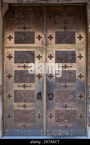 Portal der Abteikirche der Benediktinerabtei St. Mauritius a Tholey im Saarland. Die Abtei gilt als ältestes Kloster auf deutschem Boden und wurde 634 n. Chr. erstmals urkundlich erwähnt. Tholey Saarland Deutschland *** Portale della chiesa abbaziale dell'abbazia benedettina di San Maurizio a Tholey in Saarland l'abbazia è considerata il monastero più antico sul suolo tedesco ed è stata menzionata per la prima volta in un documento nel 634 d.C. Tholey Saarland Germania Foto Stock