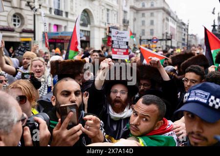 Londra, Regno Unito. 18 maggio 2024. Un ebreo ortodosso è visto in piedi dai sostenitori filo-palestinesi durante la manifestazione. Questa è la serie in corso di proteste da parte di sostenitori sia filo-israeliani che filo-palestinesi a Londra dall'inizio della guerra israelo-Gaza nell'ottobre 2023. Credito: SOPA Images Limited/Alamy Live News Foto Stock