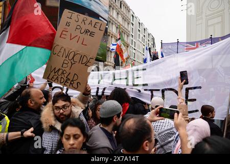 Londra, Regno Unito. 18 maggio 2024. I sostenitori pro-palestinesi tengono dei cartelli durante la manifestazione. Questa è la serie in corso di proteste da parte di sostenitori sia filo-israeliani che filo-palestinesi a Londra dall'inizio della guerra israelo-Gaza nell'ottobre 2023. Credito: SOPA Images Limited/Alamy Live News Foto Stock