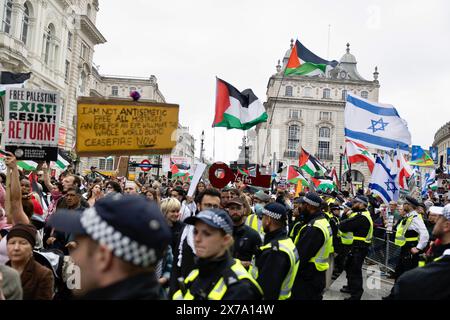 Londra, Regno Unito. 18 maggio 2024. I sostenitori pro-palestinesi tengono dei cartelli durante la manifestazione. Questa è la serie in corso di proteste da parte di sostenitori sia filo-israeliani che filo-palestinesi a Londra dall'inizio della guerra israelo-Gaza nell'ottobre 2023. Credito: SOPA Images Limited/Alamy Live News Foto Stock