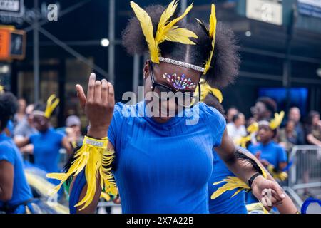 New York, Stati Uniti. 18 maggio 2024. Una giovane ballerina si è esibita durante la parata. I ballerini partecipano alla diciottesima sfilata di danza annuale. 200 troupe ballano lungo il percorso della parata dalla 17th Street e la sesta Avenue al parco di Tompkins Square. Sono rappresentati oltre 100 stili di danza provenienti da tutto il mondo. Il tema di quest'anno è "Dance Free New York", che celebra la revisione dei regolamenti di zonizzazione della città che limitano la danza solo al 20% di New York City. Credito: SOPA Images Limited/Alamy Live News Foto Stock